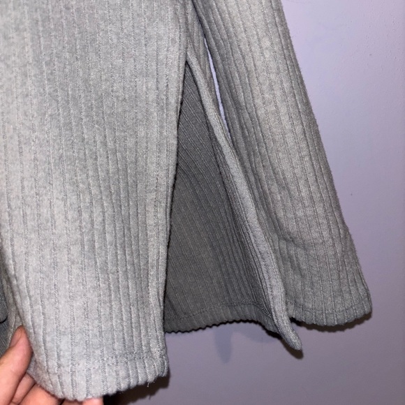 Gray V-Neck Ribbed Sweater - Picture 3 of 9